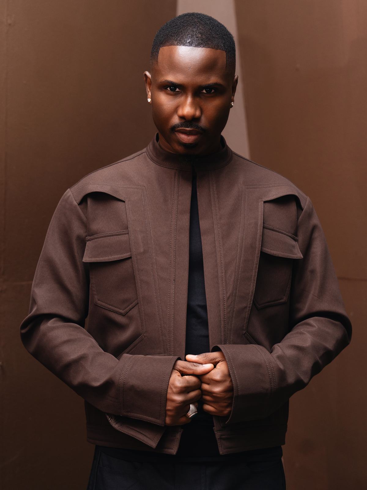 Portrait de Dip en veste marron