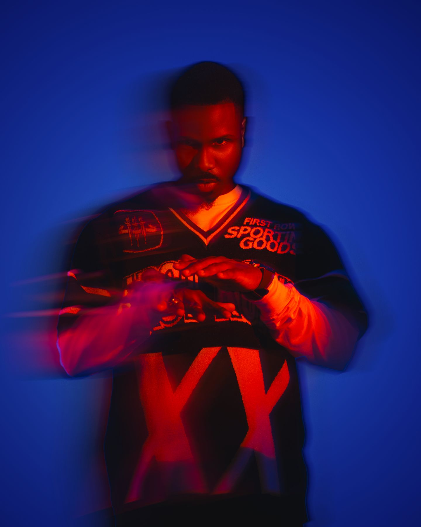 Dip, shooting Sony Music, lumière bleue et rouge