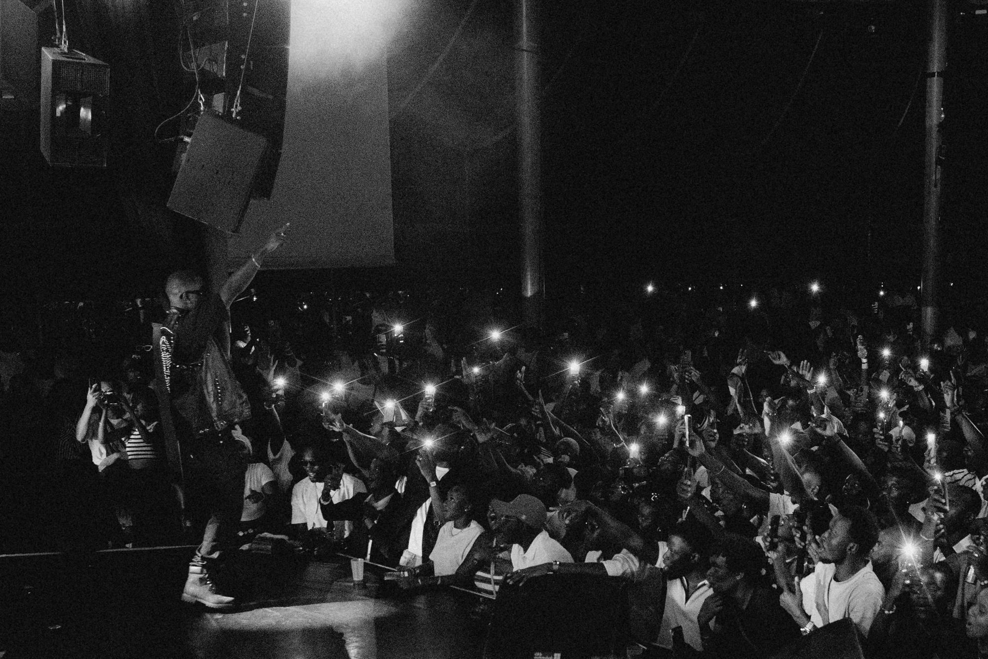 Une foule de téléphones allumés face à la scène